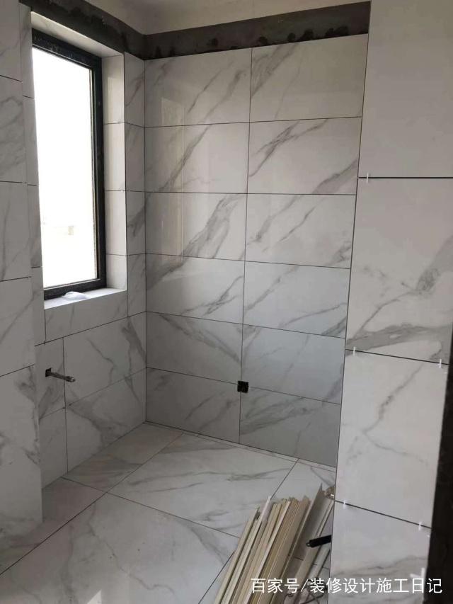贴墙砖为什么要刷背胶？解密背胶的关键作用与施工要点